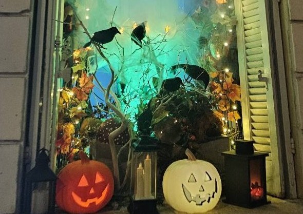 Équipe de l'agence immobilière Attraction Immobilière déguisée pour Halloween 2025 à Hyères - Ambiance festive et conviviale.