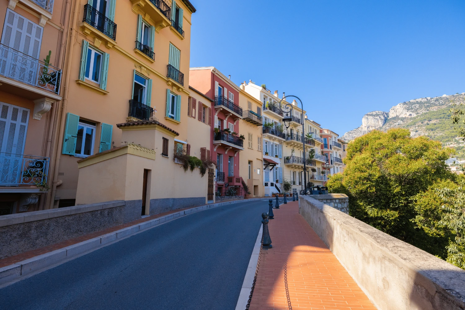 Immeubles résidentiels dans une rue de Monaco illustrant le marché immobilier et l’activité des marchands de biens.