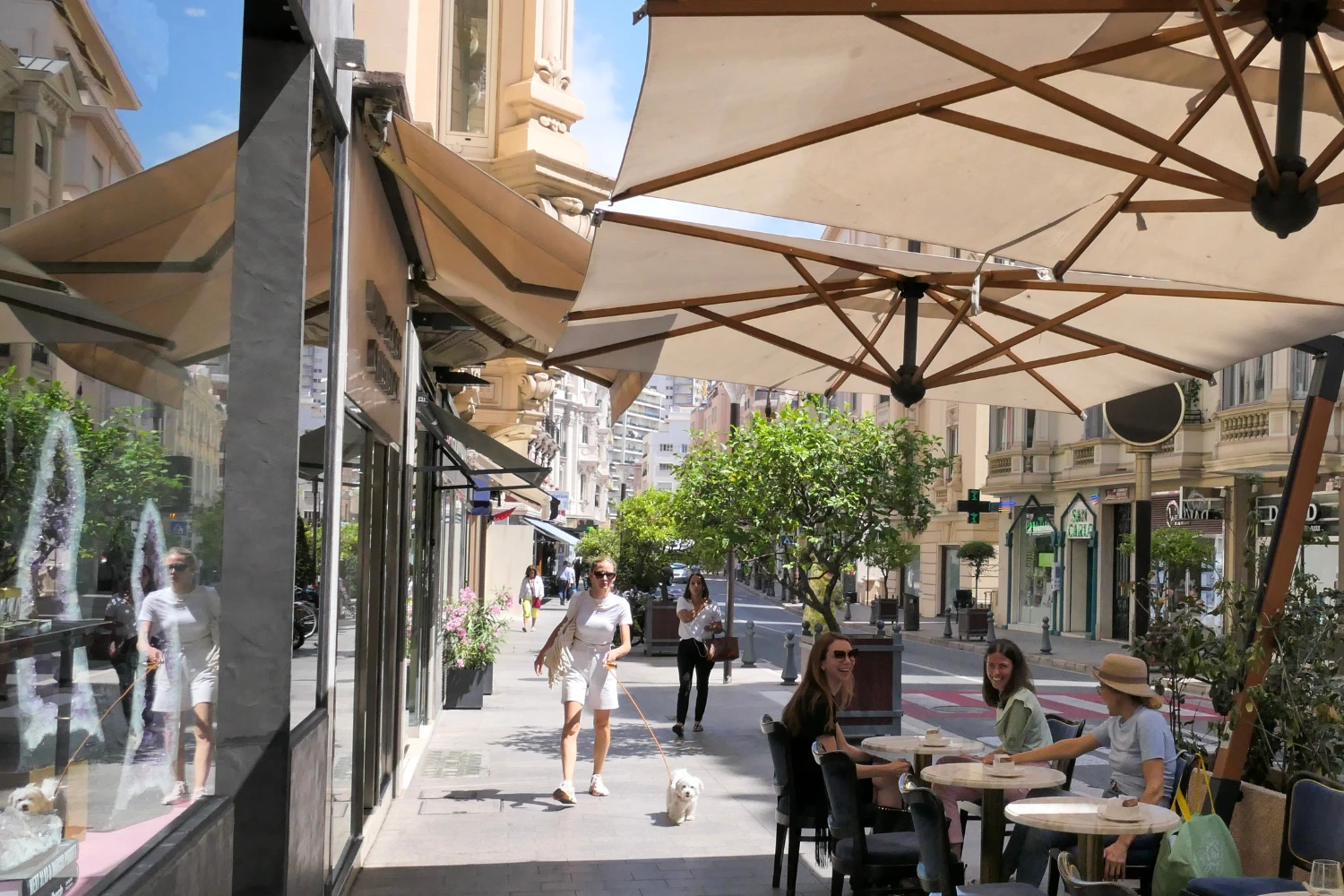 passants et clients devant une boulangerie