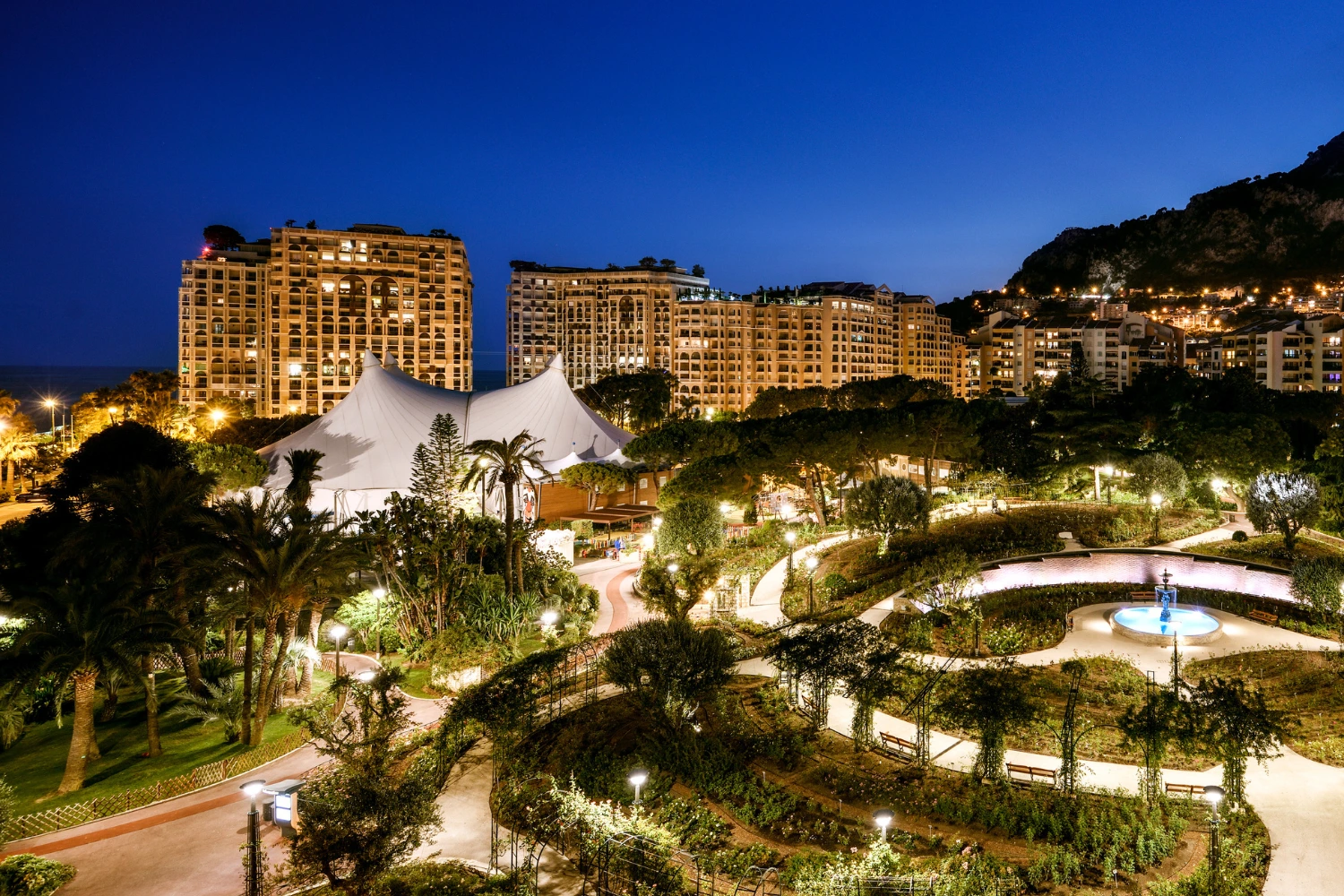 Parc paysager de Fontvieille de nuit avec chapiteau et Roseraie Princesse Grace.