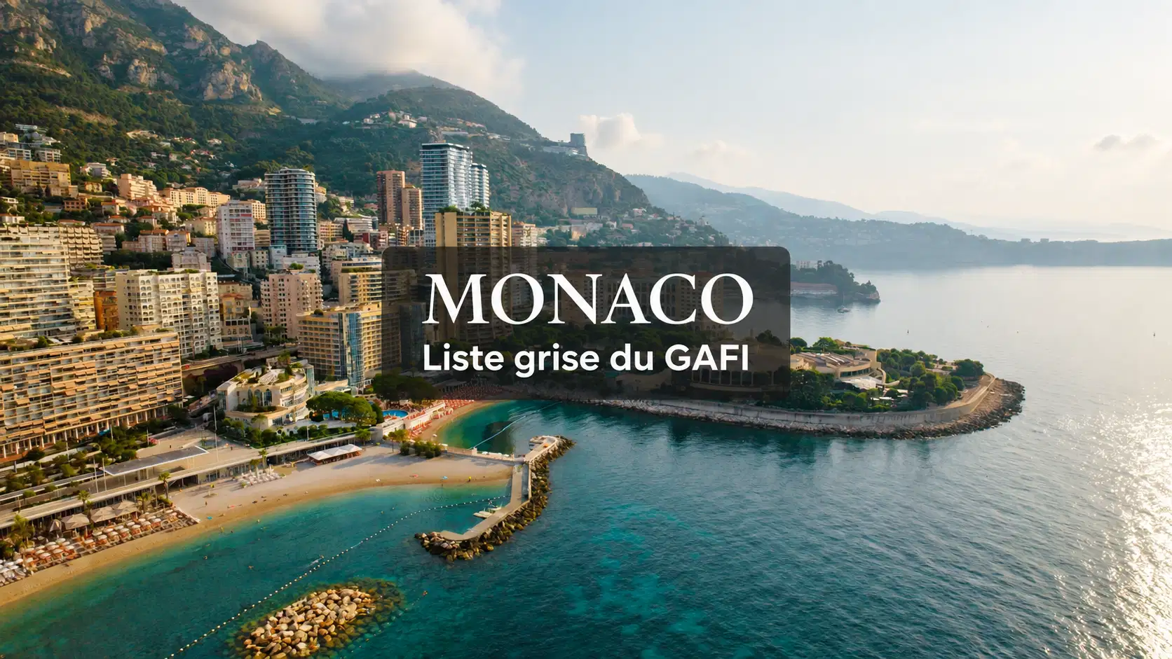 Vista di Monaco e dei suoi edifici sul mare.