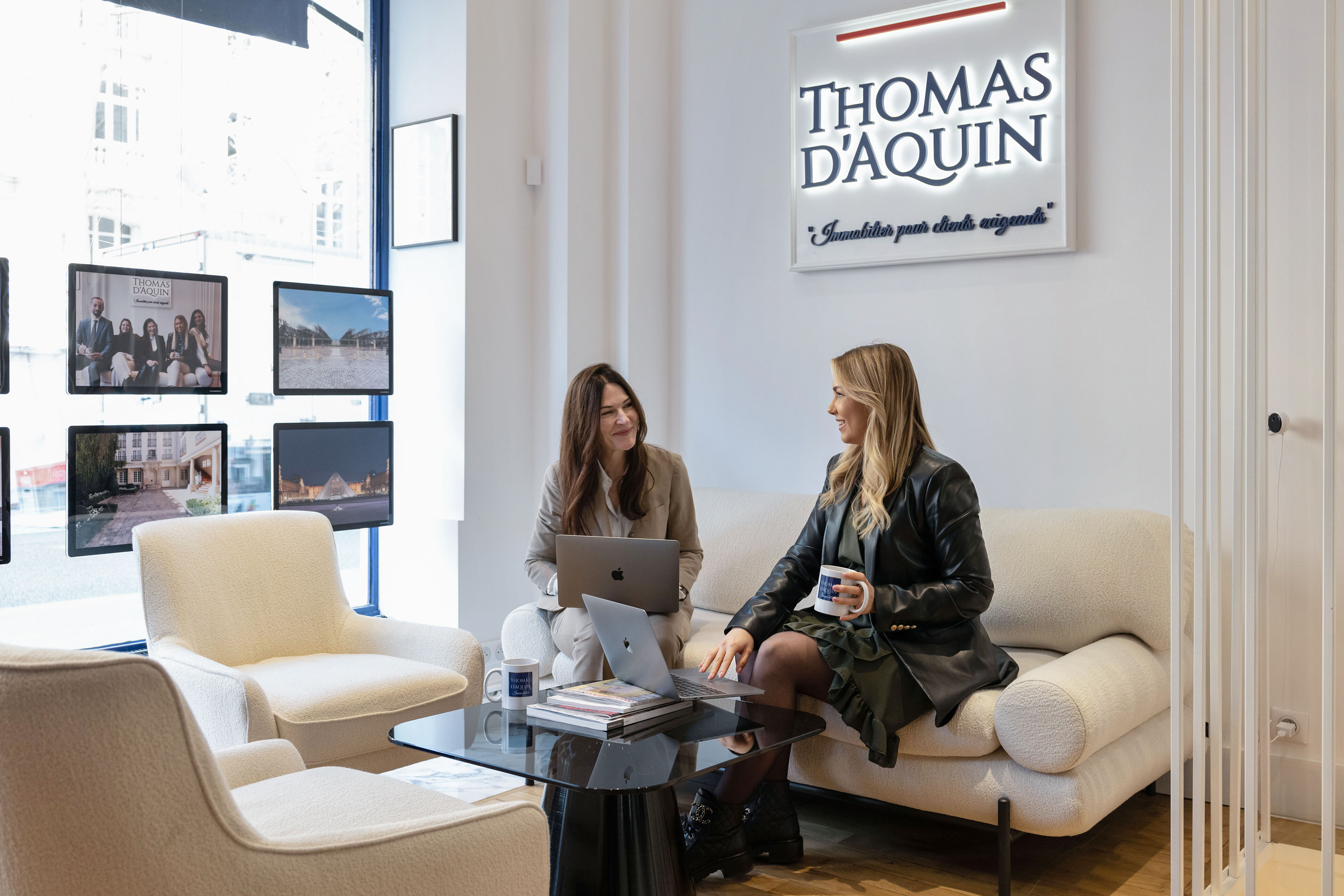 Deux collaboratrices de l’agence Thomas d’Aquin en pleine discussion dans un cadre confidentiel