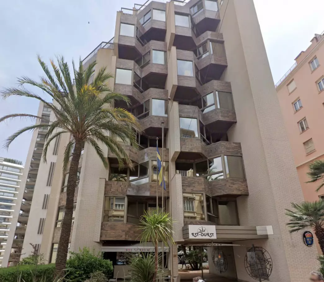Bureau de luxe dans l’immeuble Est-Ouest à Monte-Carlo, offrant une vue panoramique sur la ville.