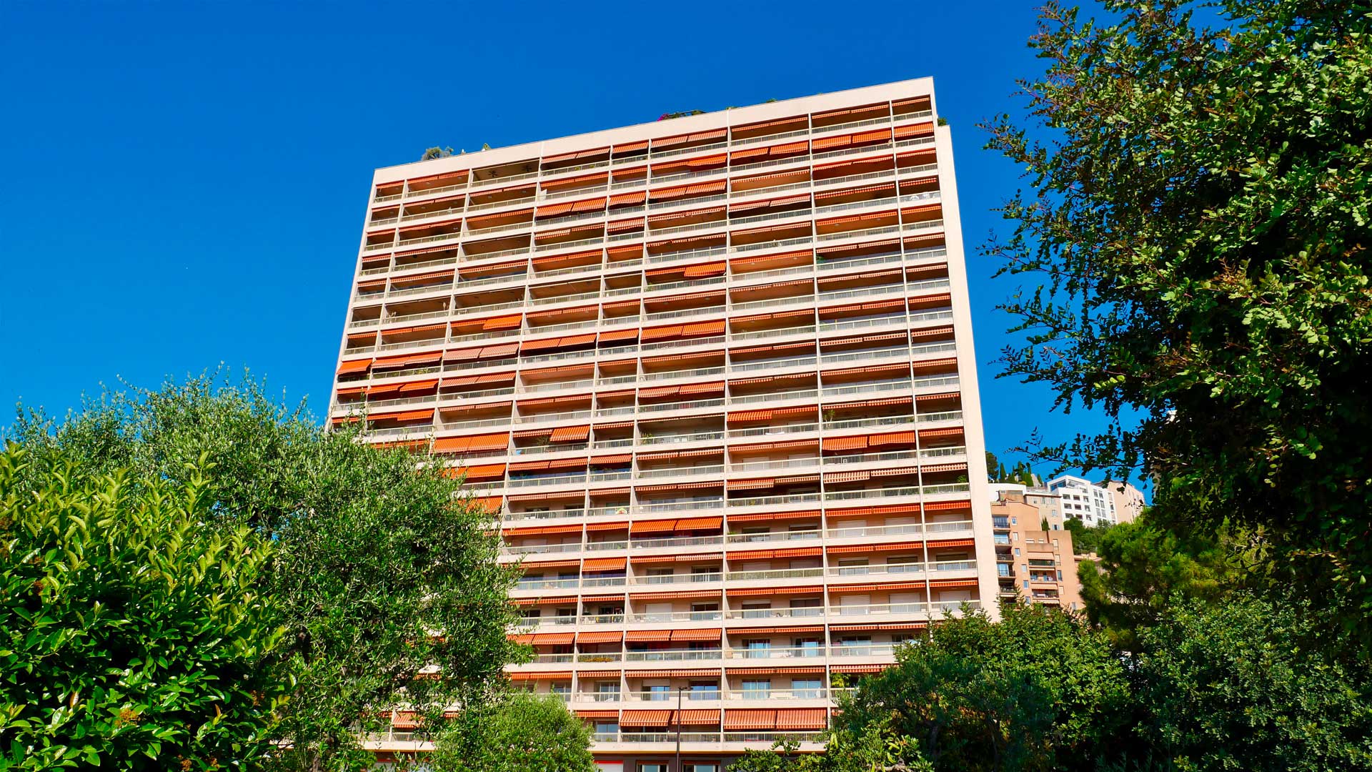 Vue extérieure de l'Europa Residence Monaco montrant son design architectural moderne et son emplacement privilégié près de la côte Méditerranéenne.