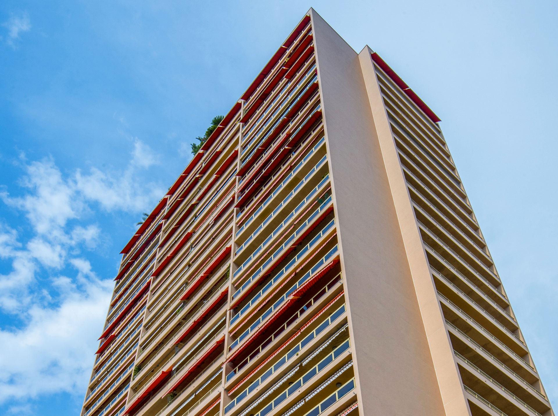 L'immeuble Formentor à Monaco avec des vues exceptionnelles sur la mer Méditerranée et une architecture de haut niveau.