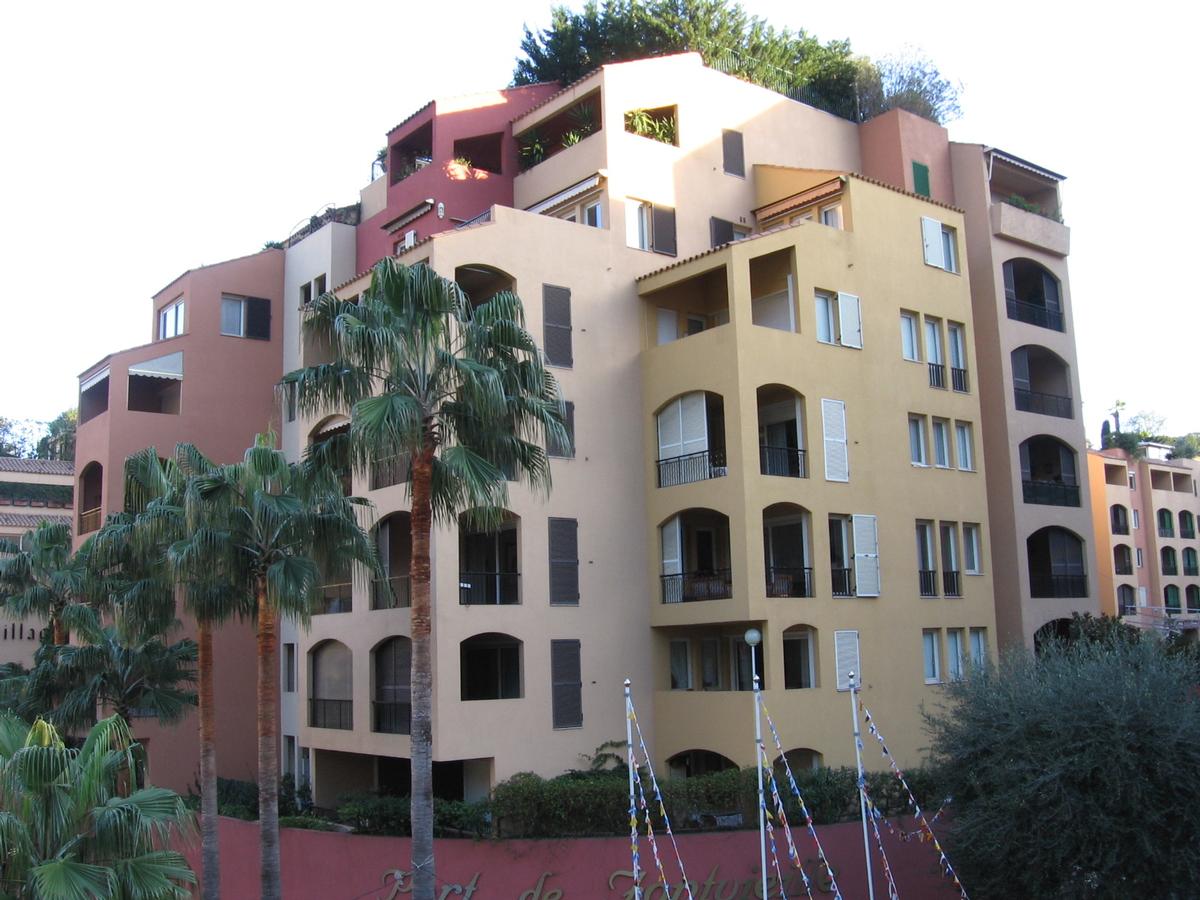 Giotto Monaco: Modern apartment with stunning views of Fontvieille Harbor and green surroundings.
