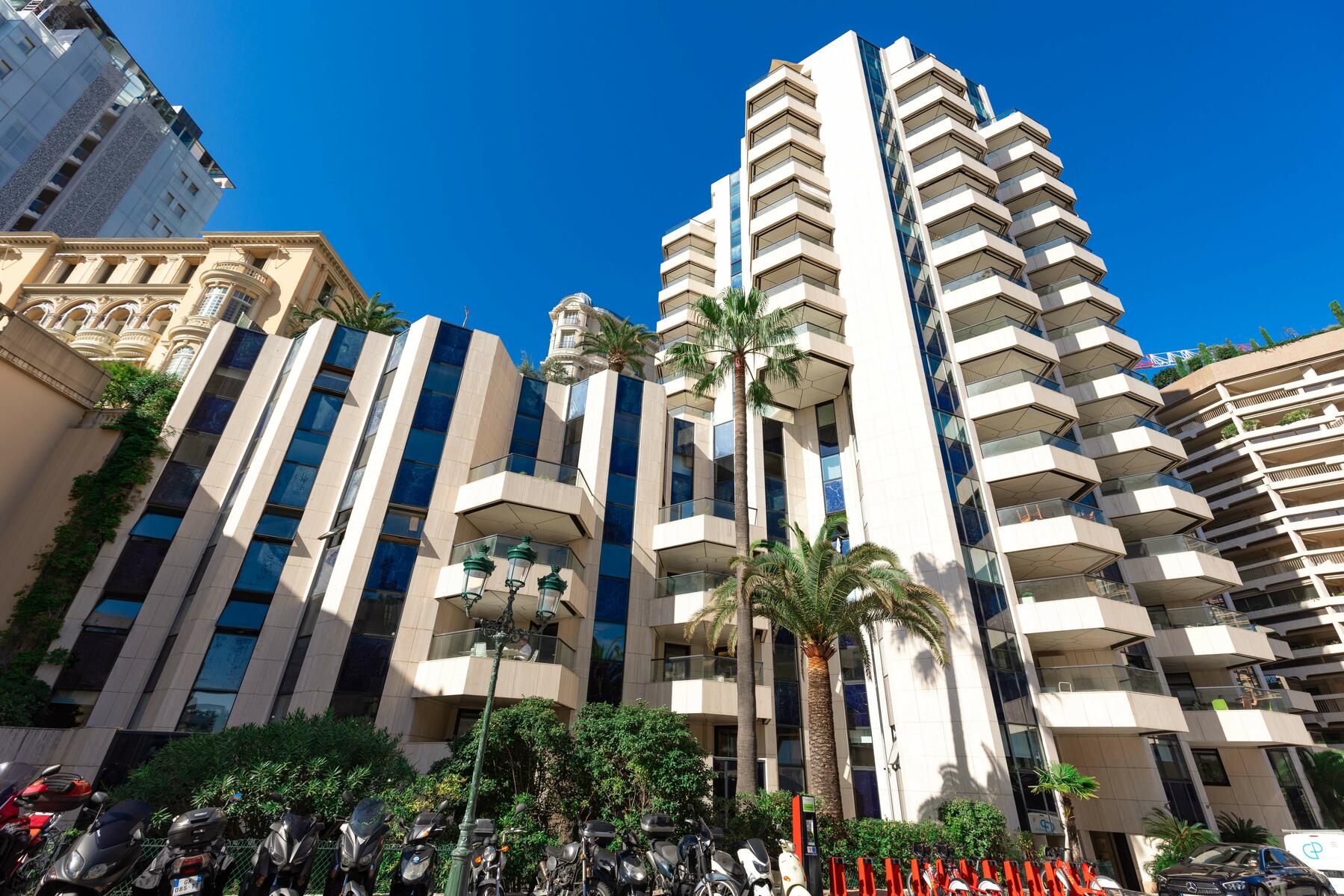 Exclusive Living at Prince de Galles Monaco with Breathtaking Views